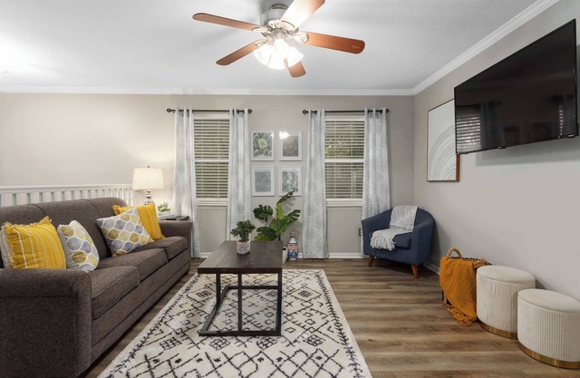 Spacious,TV in all BEDROOMS,KingBeds,FencedYard