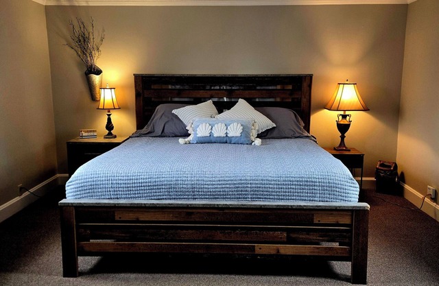 Spacious upstairs apartment with WiFi centrally located in Two Rivers