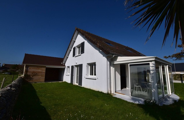 Spacious villa 100 meters from the beach and nautical base, quiet, 12 people