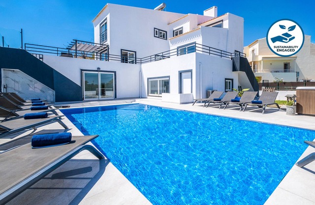 Spacious Villa: Jacuzzi, Cinema & Heatable Pool