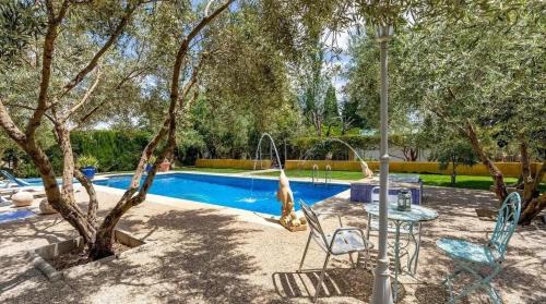 Spacious villa with mountain view and pool in Baza