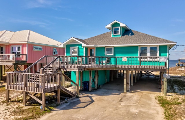 Spacious Waterfront Beach House with Private Pier and Boat Dock – Chele’s Baysid