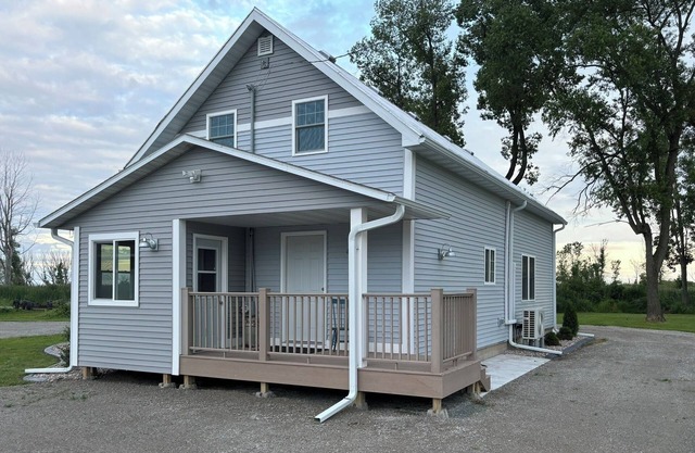 Spacious waterfront home recently remodeled with WiFi, AC, and cable TV.