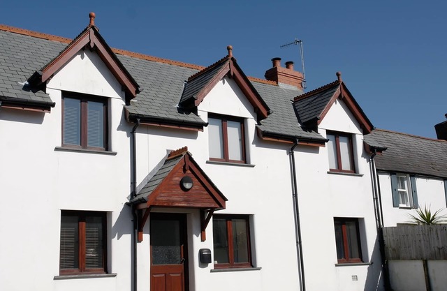 Spacious, well-equipped cottage with parking in Hartland, N Devon - Sleeps 6.