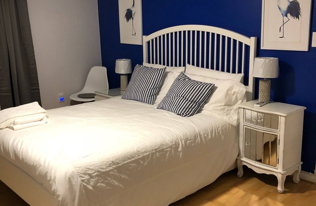 Sparkling Clean ✨Beautiful Brand New Designer Studio with Pool Access