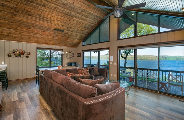 Spectacular 180° Beaver Lakefront Views! Steps to Shoreline+Pool Table+Fire Pit