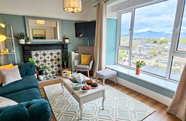 Spectacular Harbour and Mountain Views, Porthmadog, Snowdonia, Sleeps 9