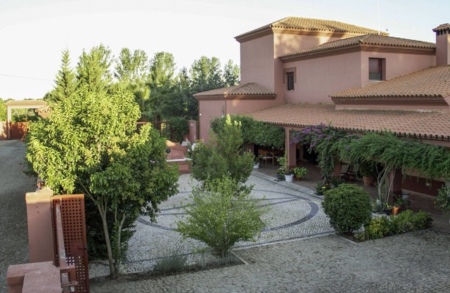 Spectacular luxury villa with pool: 600m2, 6 double bedrooms, 8 bathrooms