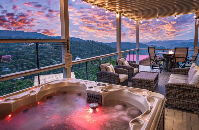 SPECTACULAR Modern Luxury Cabin! 2 Master Suites! Fire Pits! Huge Decks! VIEWS!