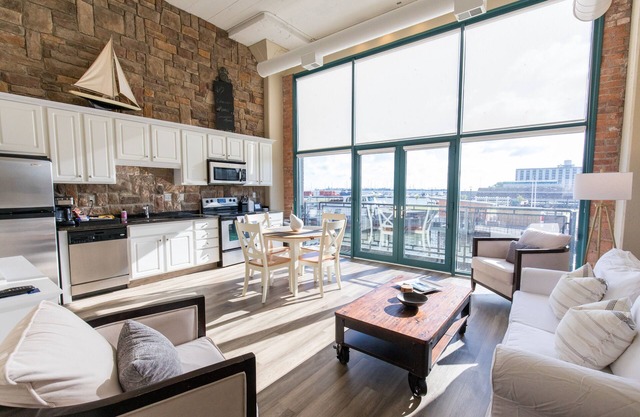 Spectacular Turn-Key Waterfront Getaway For Six!