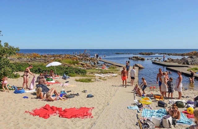 Spend an unforgettable vacation in this welcoming cottage near the sea.