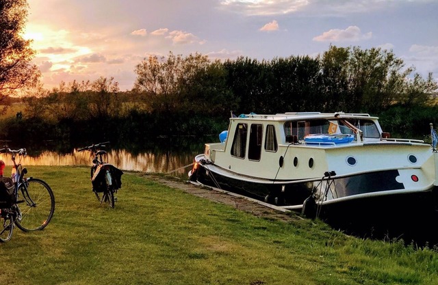Spend the night on a houseboat