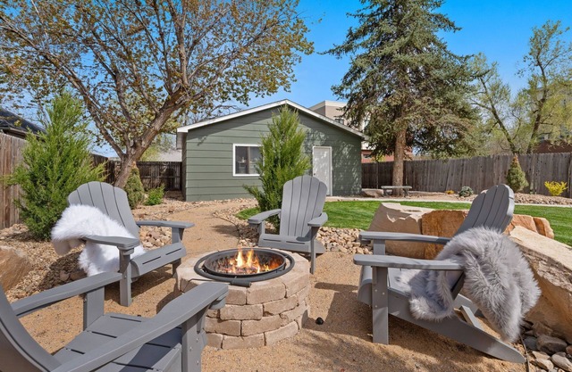 Spirit of the Rockies - Private Backyard & Hot Tub