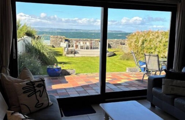 Splash Cottage Beach house with sea touching back garden