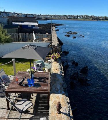 Splash Cottage beach house with Sea lapping Garden