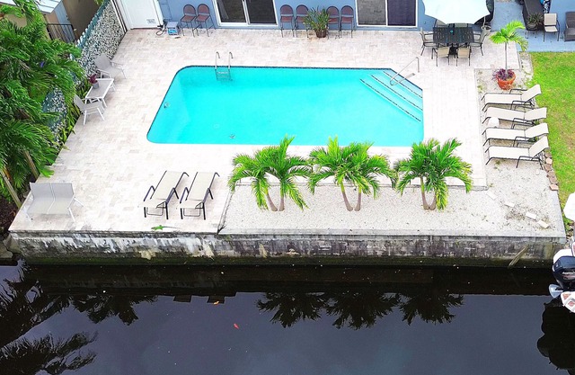 Splash, Grill & Chill Near Beaches - Tarpon Harbor 1