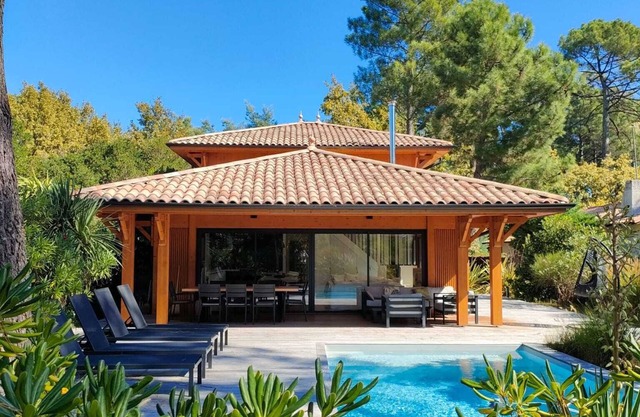 Splendid air-conditioned villa with heated pool between pond and ocean