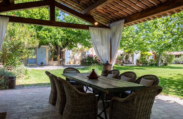 SPLENDID MAS PROVENÇAL 10 p countryside private garden swimming-pool playground