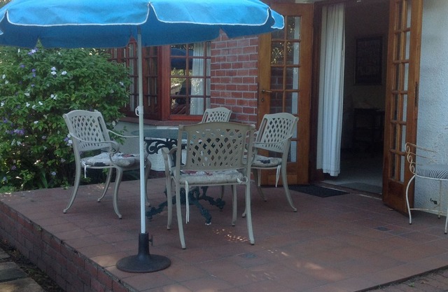 Splendid well-equipped Rondebosch Self-Catering Cottage.