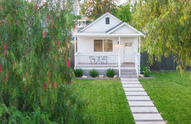 Sprawling Downtown Redlands Retreat Central to all Schools, Hospitals & Events