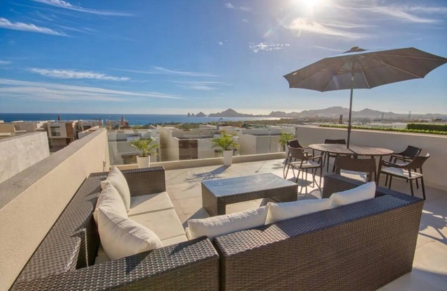 Spring discounts! Ocean view w/private Rooftop villa & 5min/downtown