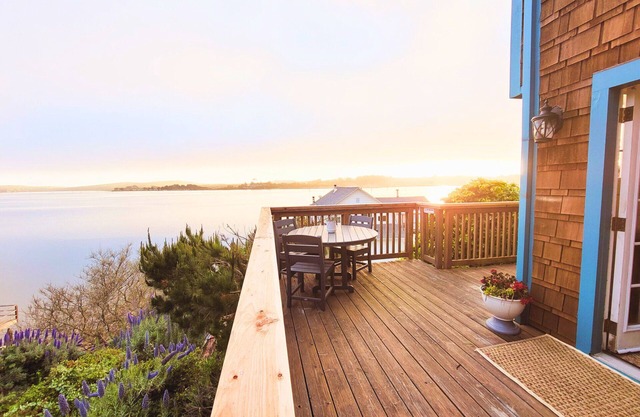Spring Lily! Amazing View! Hot Tub! Serene house & WiFi in beautiful Bodega Bay