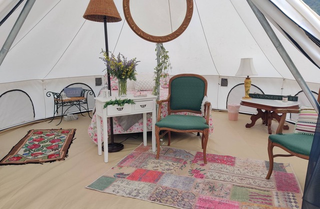 Spring Serenity Yurt, glamping just 2 miles from Quinn's Hot Springs Resort!