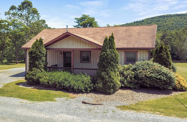Spruce Cabin with 2 master suites on Pine Creek/gym/AC/hot tub/fire ring/wifi