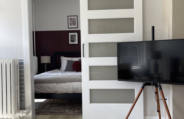Squareview Stays - Modern Apartment On the Square