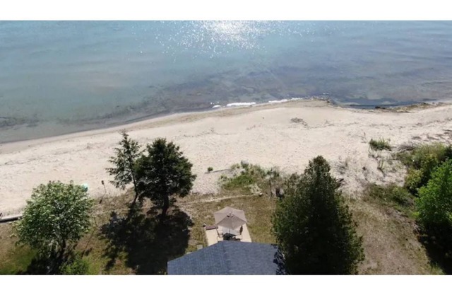 Squeaky Clean! Gorgeous St. Ignace Beach House!
