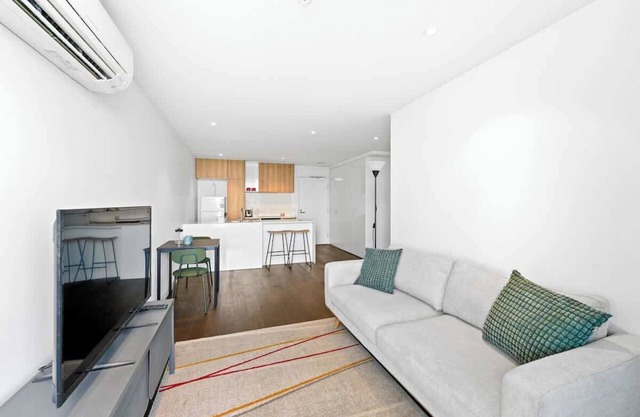 St Kilda 1BR Apt|City Views|Parking|Beach|Tram