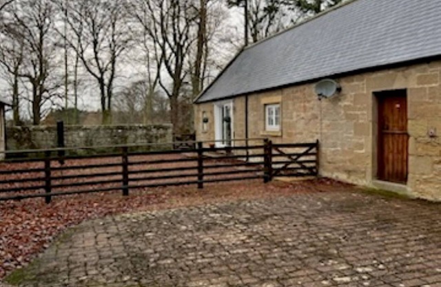 Stable Cottage - spacious one level cottage with private courtyard.