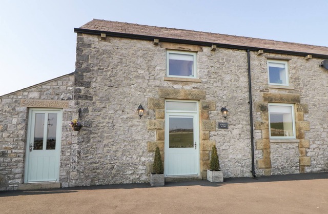 STABLE VIEW, family friendly, character holiday cottage in Tideswell