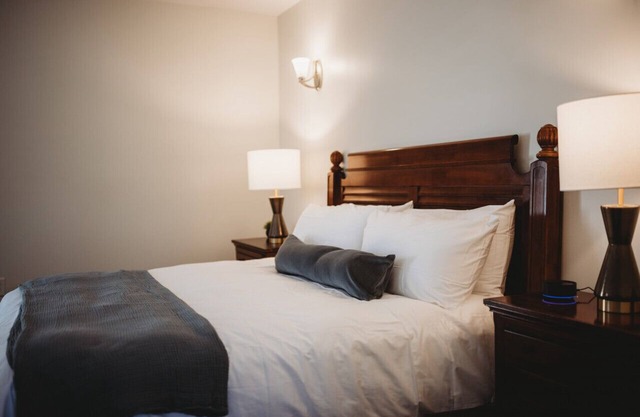 Standard Guestroom (ADA) - 1 King · The Jefferson Inn Rm. 8