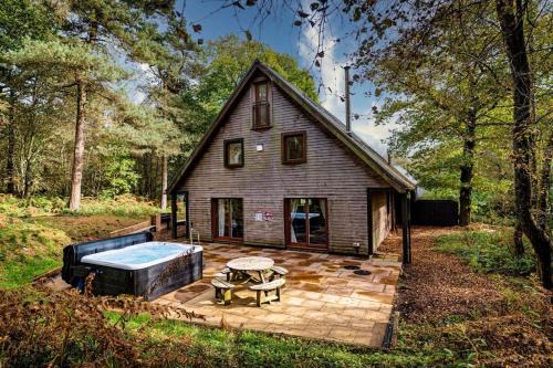 Stanton, woodland lodge with hot tub for 14