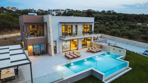 Star Luxury Villa - "Heated" pool, gym & playground