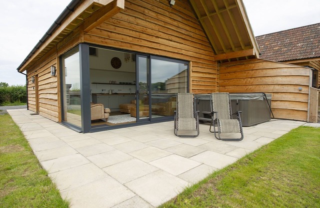 STARLING LODGE, family friendly, with hot tub in Wedmore