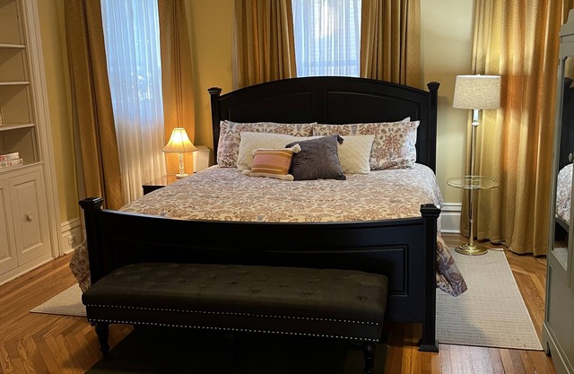 Stately Retreat with King sized bed. 1 1/2 baths!