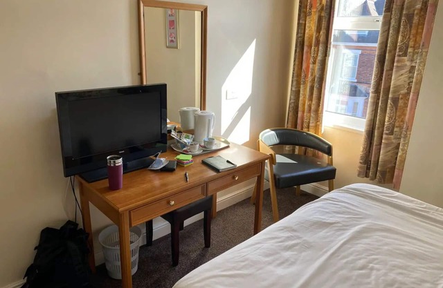 Station Road - Contemporary 1bedroom Flat with 1 super king bed & ensuite bath