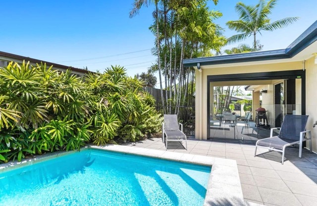 Stay at the Albatross- Tropical Beachside Escape | Cosy 2BR Apartment | Pool Access