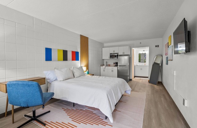 Stay Downtown Free Gated Parking Renovated Studio! 515
