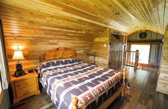 Stay in the Barn! Bedroom in the Hayloft!
