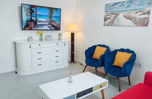 Step-free retreat by the sea with garden & parking