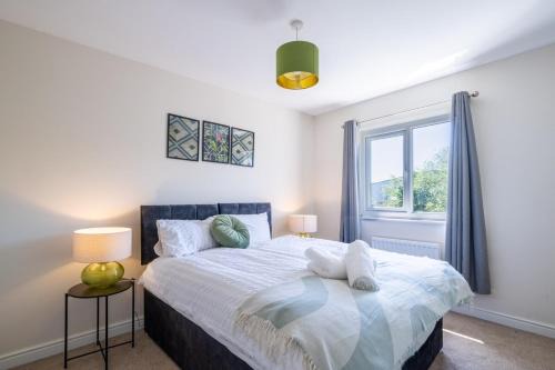 Step Into the Past, Stay for the Memories, 3-Bed Home near Monmouth Castle, Sleeps 5, Parking & Wi-Fi