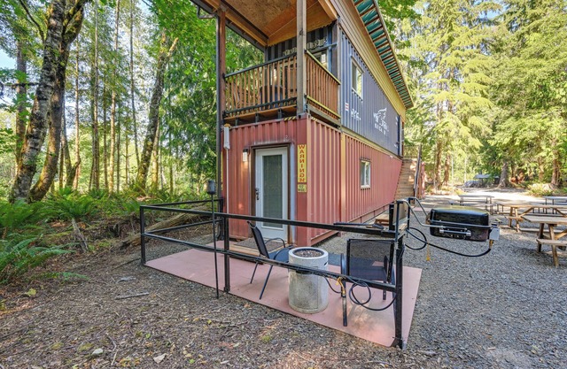 Steps to Foothills Trail: Unique Carbonado Studio