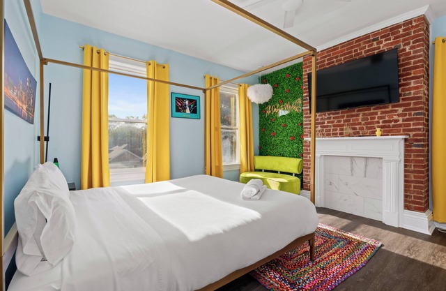 Steps to Restaurants, Nightlife, Shops~PacMan/King Bed~Bardstown Rd/Highlands
