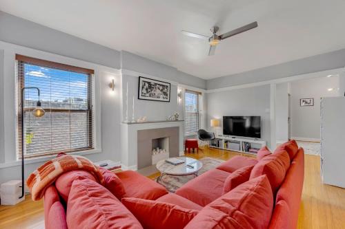 Steps to the Lakefront! This Uptown Beauty is Everything You Need for a Perfect Chicago Getaway condo