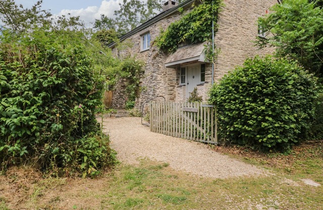 STERT MILL, pet friendly, character holiday cottage in Diptford