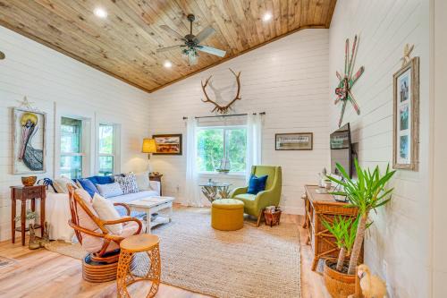 Stilt-Style Cottage Less Than 1 Mi to Downtown Yankeetown!
