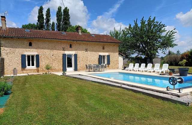 STONE FARMHOUSE - STYLE COTTAGE WITH SWIMMING POOL IN PERIGORD WHITE -